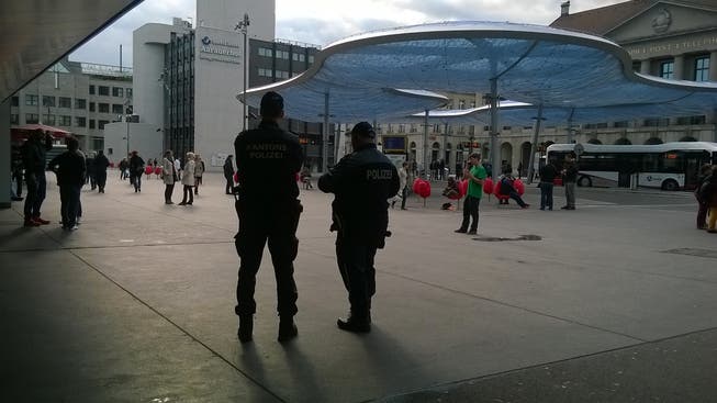 Am Bahnhofsplatz in Aarau halten sich nicht nur Randständige aus der Region auf, sondern auch zahlreiche Flüchtlinge.