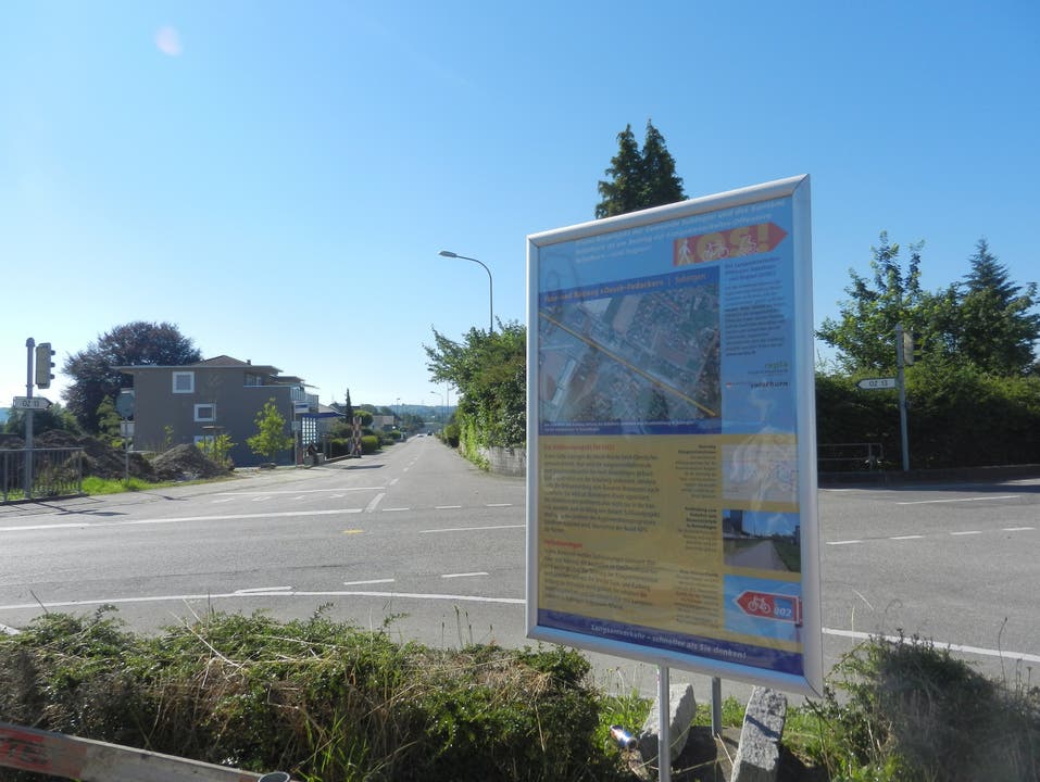 Mit Plakaten, wie hier auf dem Bahnhofplatz in Subingen, wird über die Massnahmen für den Langsamverkehr informiert