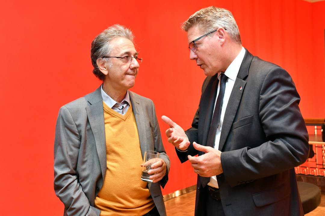 Georg Darvas, Leiter Theater Dornach (l.) spricht mit Roland Fürst, Landammann.