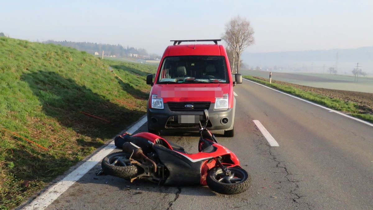 Althäusern (AG), 15. März 2017 Ein Autolenker fuhr auf der Bremgartenstrasse trotz Vollbremsung auf einen Rollerfahrer auf. Der Rollerfahrer musste wegen des Verdachts auf Rückenverletzungen mit einem Rettungshelikopter ins Spital geflogen werden.