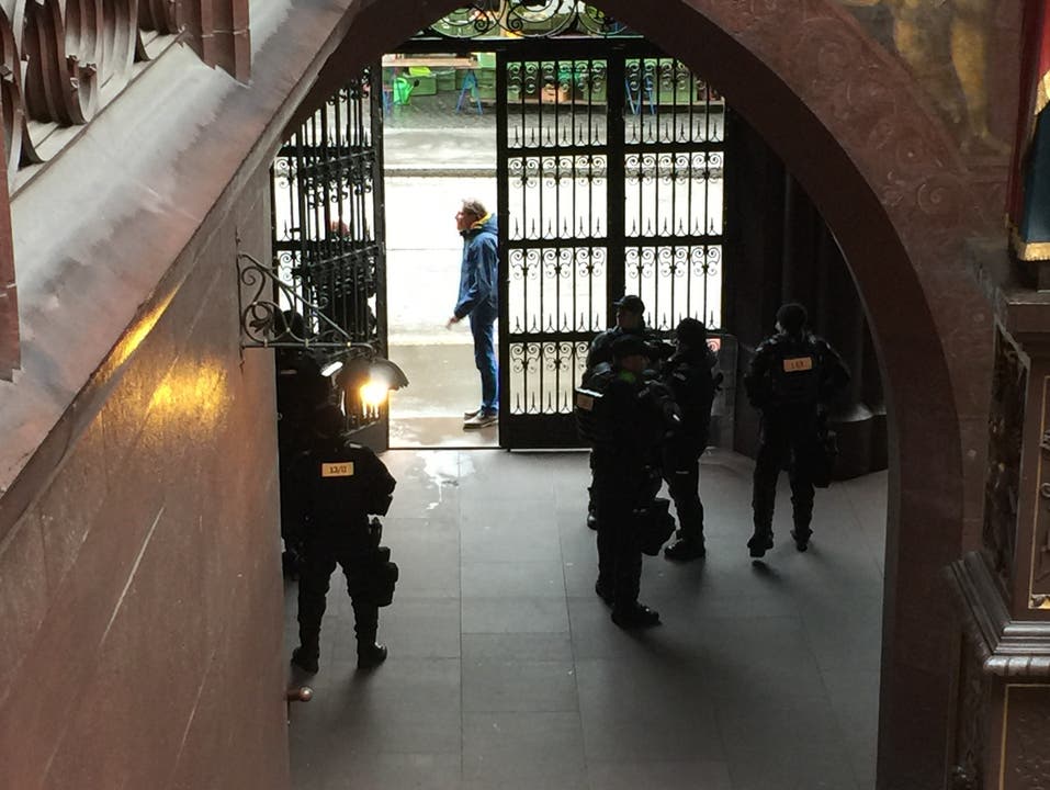 Die Polizei sichert das Basler Grossratsgebäude wegen einer angekündigten Pegida-Demo.