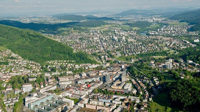 Die aargauische Gemeinde Baden aus der Vogelperspektive - der Aargau gehört für Firmen zu den attraktivsten Kantonen.