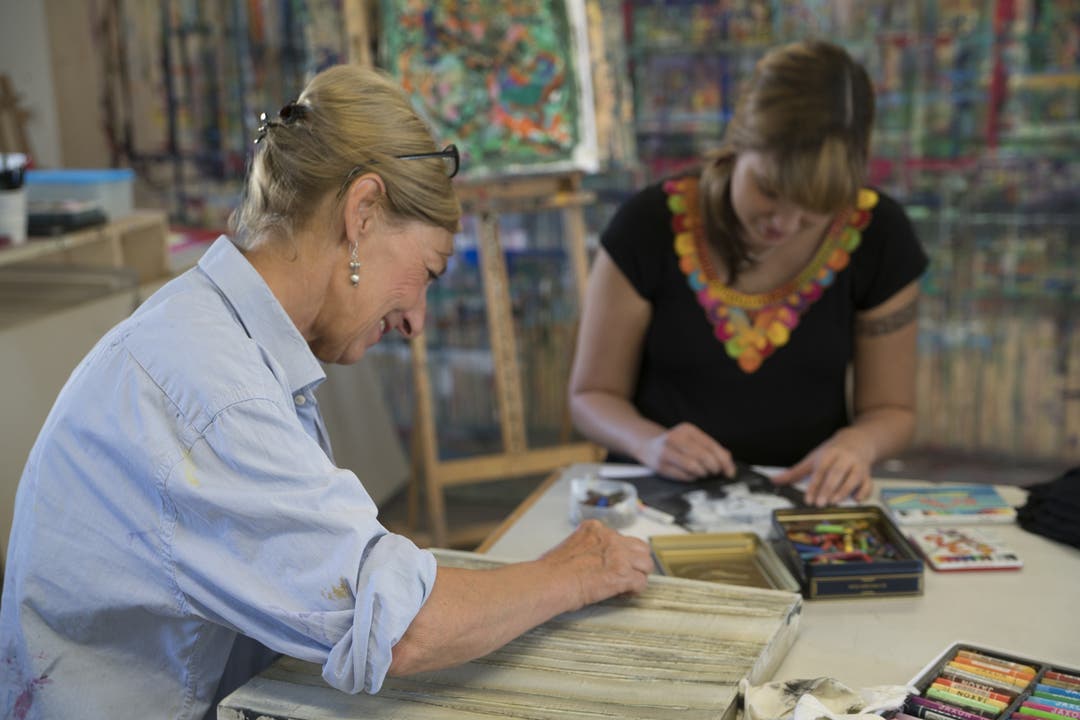 Christine Horber (links) an der Arbeit in ihrem Atelier