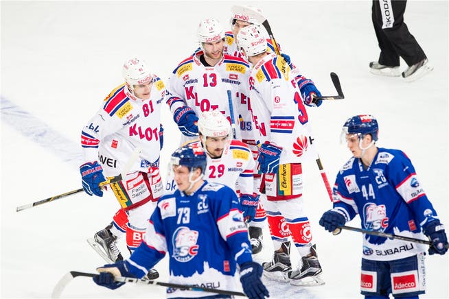 Im 199. Zürcher Eishockey-Derby jubeln entgegen den Erwartungen die Kloten Flyers. Keystone