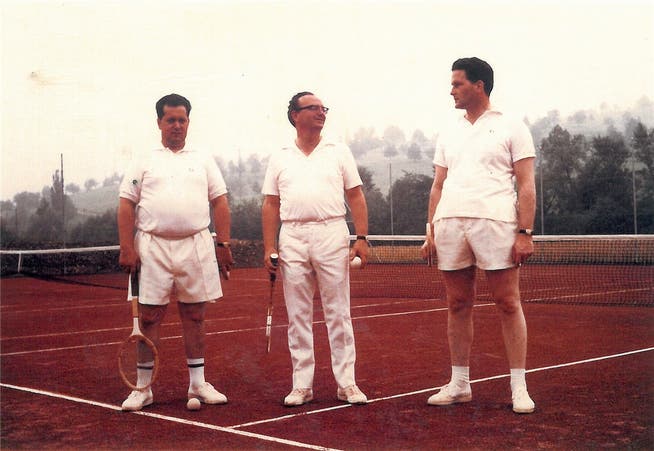Es ist geschafft: Erich Bürgi, Josef Bamert und Peter Müller (v.l.) im Juli 1967 auf dem eben fertiggestellten Tennisplatz im Stieracker in Frick.