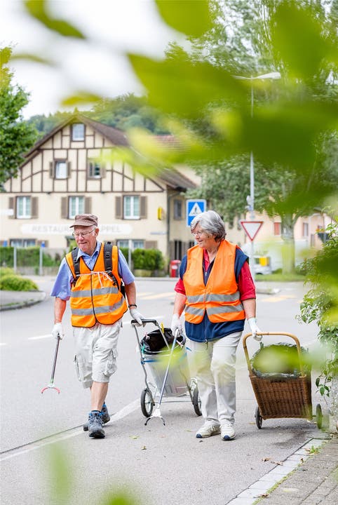 Das Urdorfer Sauber-Team: Zwei Mal pro Woche ziehen Charles (74) und Beatrice Rätz (78) los, um in ihrer Wohngemeinde die Strassen und Trottoirs von Abfall zu befreien. Sandra Ardizzone