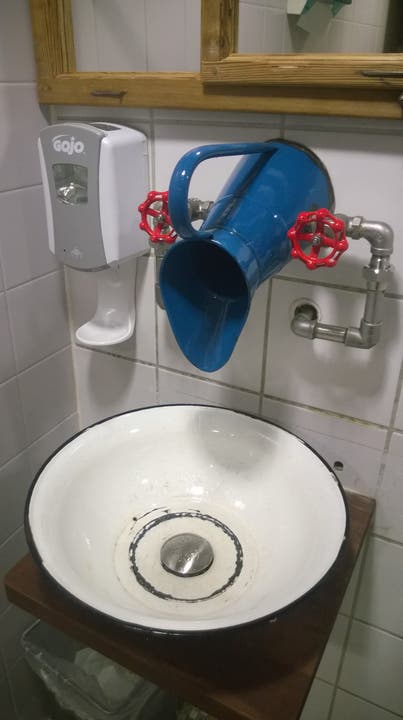 Der Kelch als Wasserhahn in der Toilette.