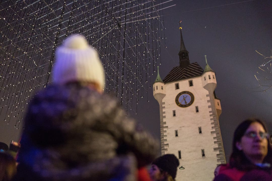 Gespannt warten die Zuschauer auf das "Liechterwecke". Kinder erwecken die Badener Weihnachtsbeleuchtung auf dem Schlossbergplatz mit knapp 2000 Glöggli zum Leben. Die jährliche Tradition fand dieses Jahr bei sehr milden Temperaturen statt.