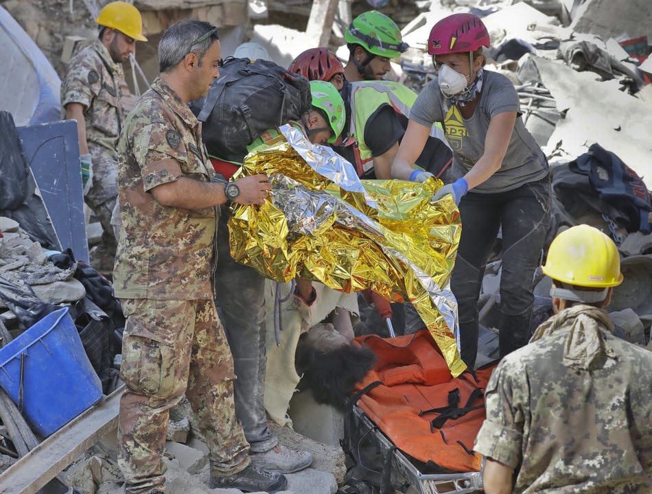Aus den Trümmern in Amatrice werden Leichen geborgen.