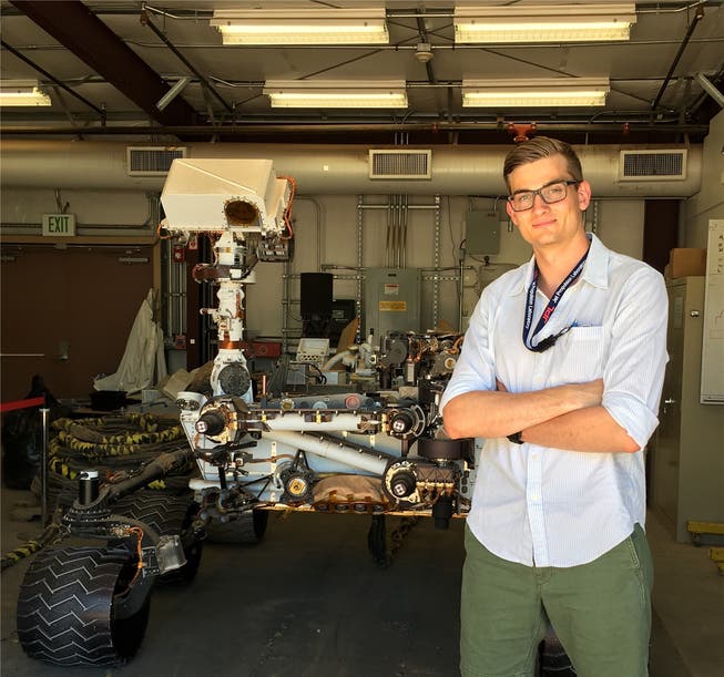 «Ein super Gefühl»: Maschinenbau-Student Nico Reppas im kalifornischen Labor vor dem Testmodell des Rovers, der 2020 auf den Mars geschickt werden soll.HO