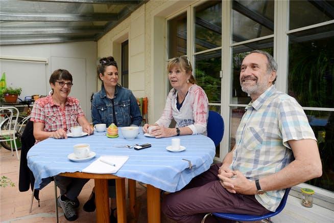 Frank Haupt, Doris Häfliger und Barbara Low (von rechts) unterrichten im sogenannten Deutsch-Café die von Rita Fluri (links) betreuten Flüchtlinge.