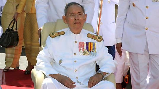 13. Oktober: König Bhumibol Adulyadej (88) Der thailändische König war seit mehr als 70 Jahren im Amt und damit der am längsten amtierende Monarch der Welt. Wie ein Gottkönig verehrt, verbrachte er die letzten Jahre meist im Hospital in Bangkok.
