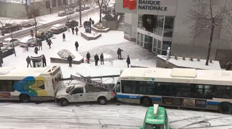 Auto-Ballett: In Montreal rutschen die Schneepflüge in Autos in Busse