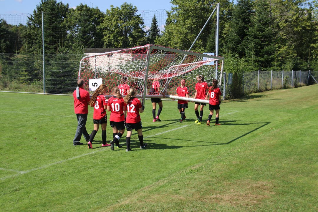 Fussball-Schweizer-Meisterschaft Mittelschulen in Baden. Das Tor wird in Position gebracht.