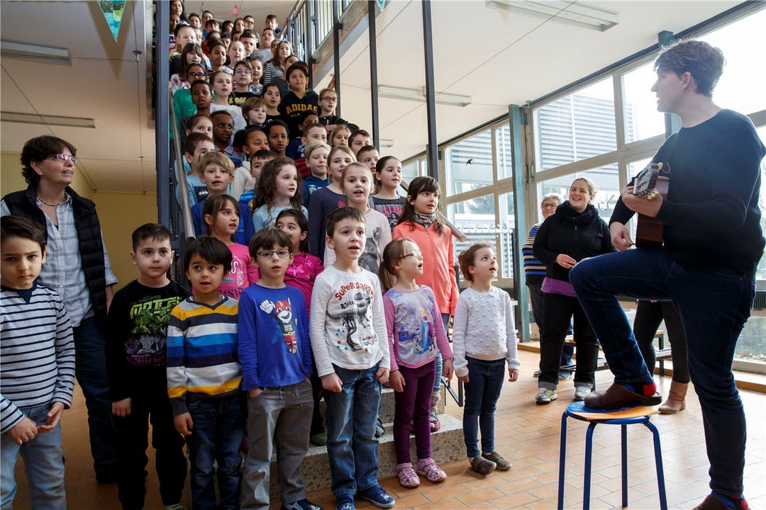 Kindergärteler und Primeler aus Gerlafingen begrüssen ihre Gäste mit dem «Kirchacker»-Lied.