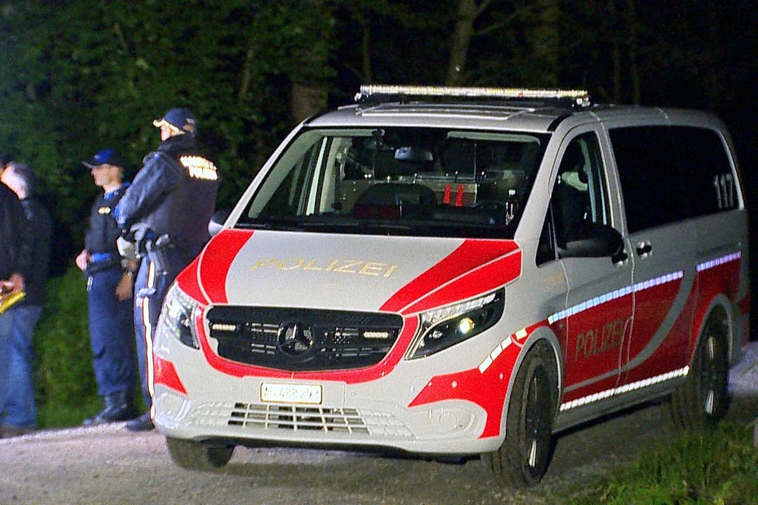 Die Polizei sperrte das Gebiet um den Tatort am Dienstagabend grossräumig ab und nahm die Fahndung nach der Täterschaft auf. Noch in der Nacht wurde ein 17-jähriger Schweizer verhaftet.