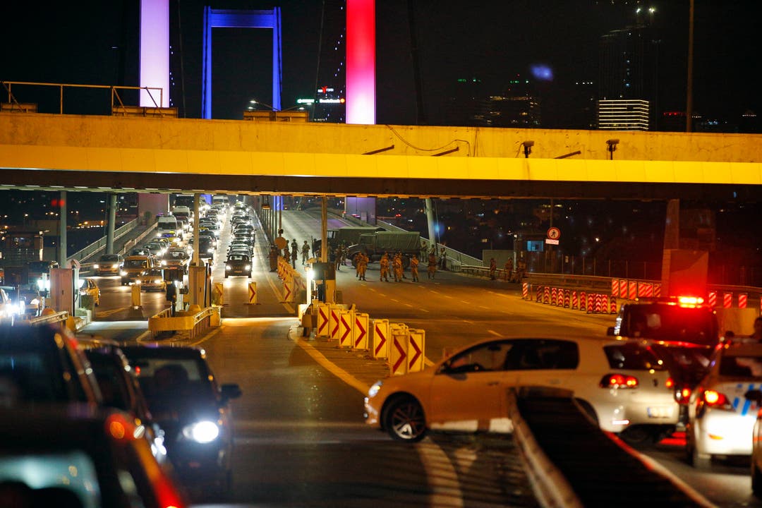 Die Nacht des Putschversuches vom 15. auf den 16. Juli 2016: Eine der Bosporus-Brücken wurde teilweise gesperrt.