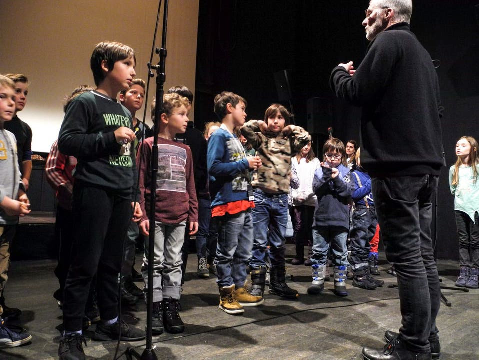 Pedro Haldemann, Solothurner Musiker Filmproduzent und Partner von Insert-Film Solothurn erklärt den Kindern ihre Aufgaben