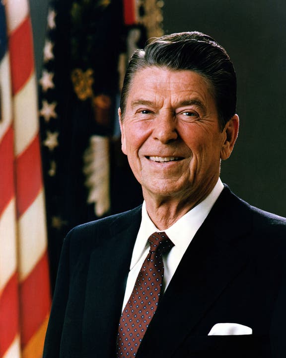 Ronald Reagan (1981-1989) Der Republikaner rüstet massiv auf, um den Kalten Krieg zugunsten der USA zu beenden. Die von ihm betriebene Wirtschaftspolitik („Reaganomics“) führt zwar zu steigendem Wohlstand, der aber vor allem auf Kosten eines Rekord-Haushaltsdefizits generiert wird.