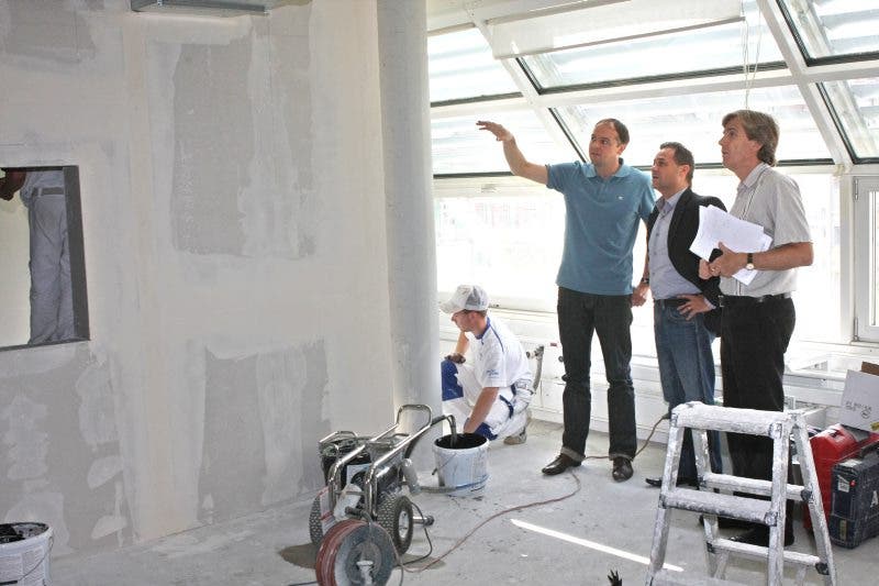 2011 hiess es wieder: Umziehen. Architekt Peter Moor mit Thomas Denzel (Geschäftsführer Radio 32) und Theodor Eckert (az Solothurner Zeitung) (v.l.) vor einem der neuen Radiostudios im Medienhaus Solothurn der AZ-Mediengruppe.