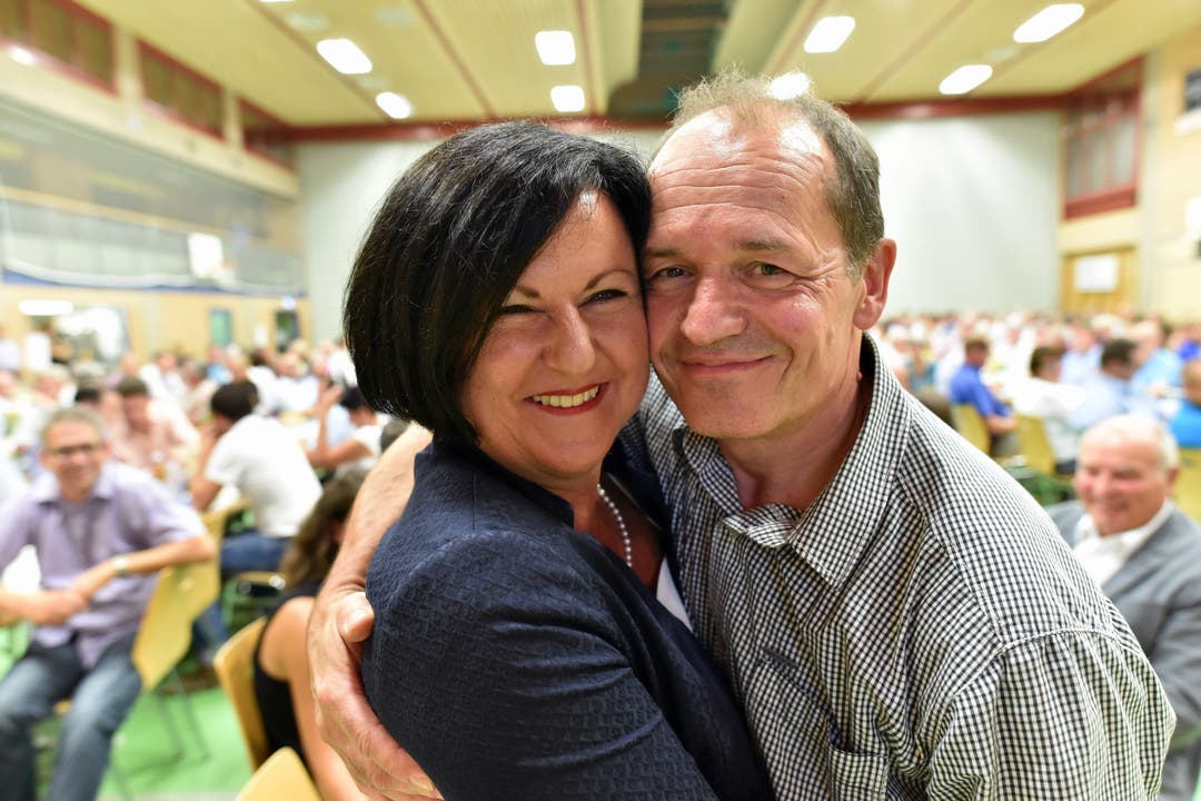 Marianne Meister freut sich gemeinsam mit ihrem Ehemann über ihre Kandidatur.