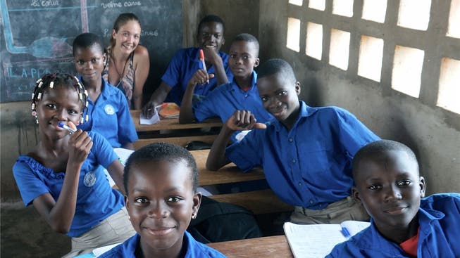 Studentin Laura Stoffel (hinten links) besucht die von ihrem Fonds unterstützten Kinder in Togo regelmässig.
