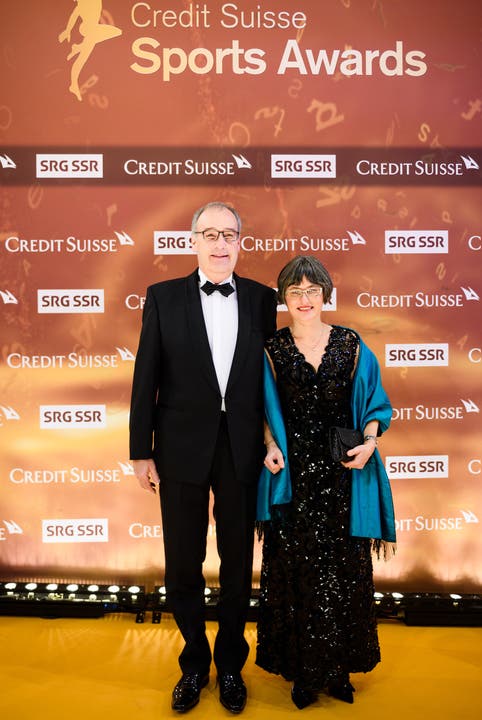 Bundsrat Guy Parmelin, links, und Ehefrau Caroline Parmelin posieren an den Credit Suisse Sports Awards 2016