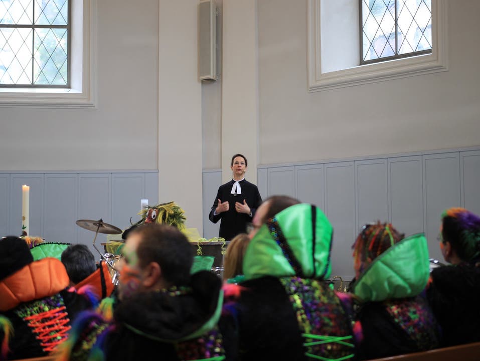 Pfarrerin Huppenbauer spricht am Fasnachtsgottesdienst