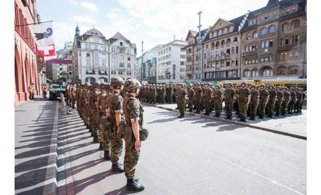 Vorgeschmack auf Conex 15: Der Auftritt der Gotthard-Brigade vor einer Woche in Basel war bereits Teil der umstrittenen Militärübung. Foto: Kenneth Nars