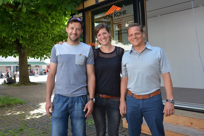 Mike Zettel, Olivia Richner und Christoph Billy Marti (v.l.) vor dem «Stadtgspröch», einem temporären Gastrobetrieb vor der Stadtkirche.