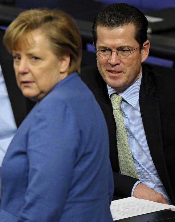 Angela Merkel und Karl-Theodor zu Guttenberg: Am 16. Februar 2011 wurde Merkels damaligem Verteidigungsminister Karl-Theodor zu Guttenberg vorgeworfen, dass Teile seiner Doktorarbeit ein Plagiat seien. Nachdem diese sich bestätigt hatten, trat er am 1. März 2011 aus allen politischen Ämtern zurück. Zwei Tage später wurde er als Verteidigungsminister entlassen.
