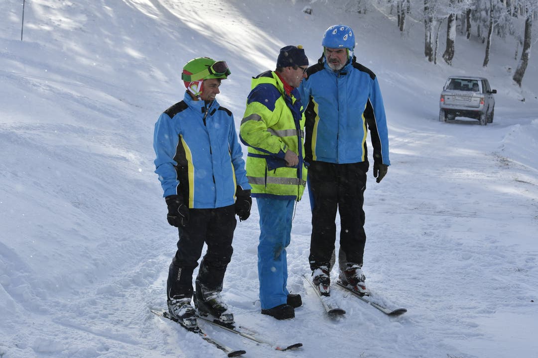 Skiclub Selzach trainiert auf dem Berg Ernst Berger (links) und Trainer Urs Brotschi (rechts) sprechen mit Tobias Freudiger, dem Betriebsleiter der Skilifte.