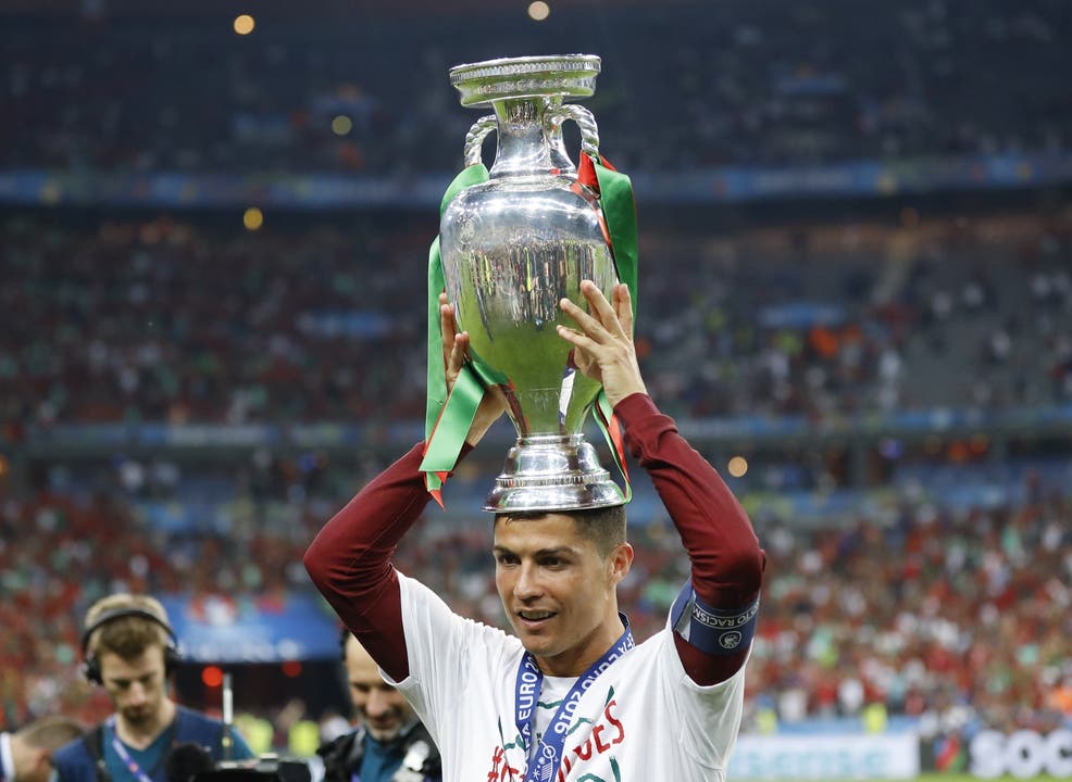 Da war es vollbracht. Der Europameister-Pokal aus Silber geht an Portugal - und Ronaldo. Es war die Krönung eines unglaublichen Finals.