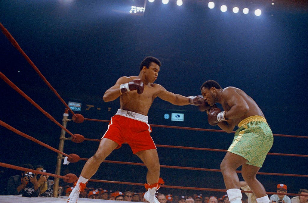 Muhammad Ali (in den roten Shorts) und Joe Frazier in Runde 5 oder 6 ihres Kampfes im Madison Square Garden im März 1971.