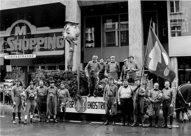 Highlight: 1986 durfte sich das Mittefasten am Kinderumzug des Sechseläutens in Zürich präsentieren. Willy Haderer trug damals die Unterengstringer Fahne. zvg