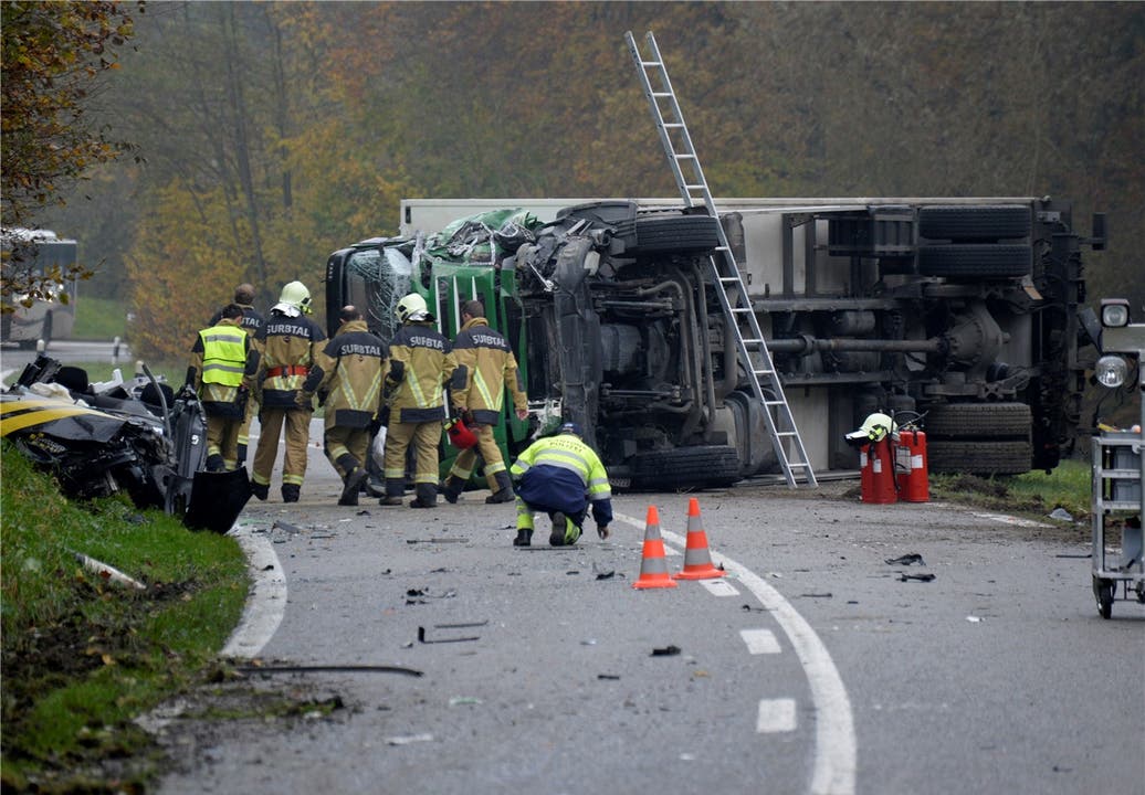 Im November 2014 kam es zum Unfall zwischen einem Postauto, einem Lastwagen und einem Personenwagen.