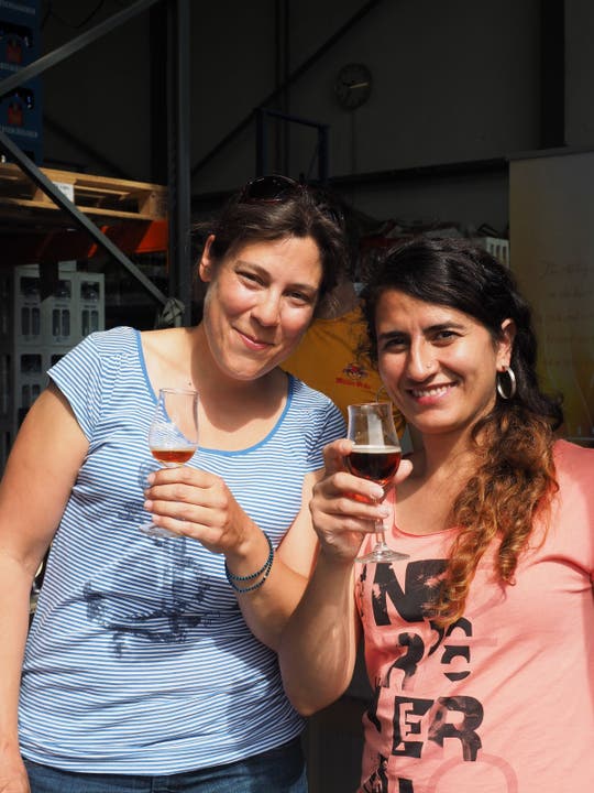Die modernen Biere zielen auch auf Frauen als Konsumenten ab, bei Silvia Häfliger und Sarah Ali aus Baden (von links) mit Erfolg (2)