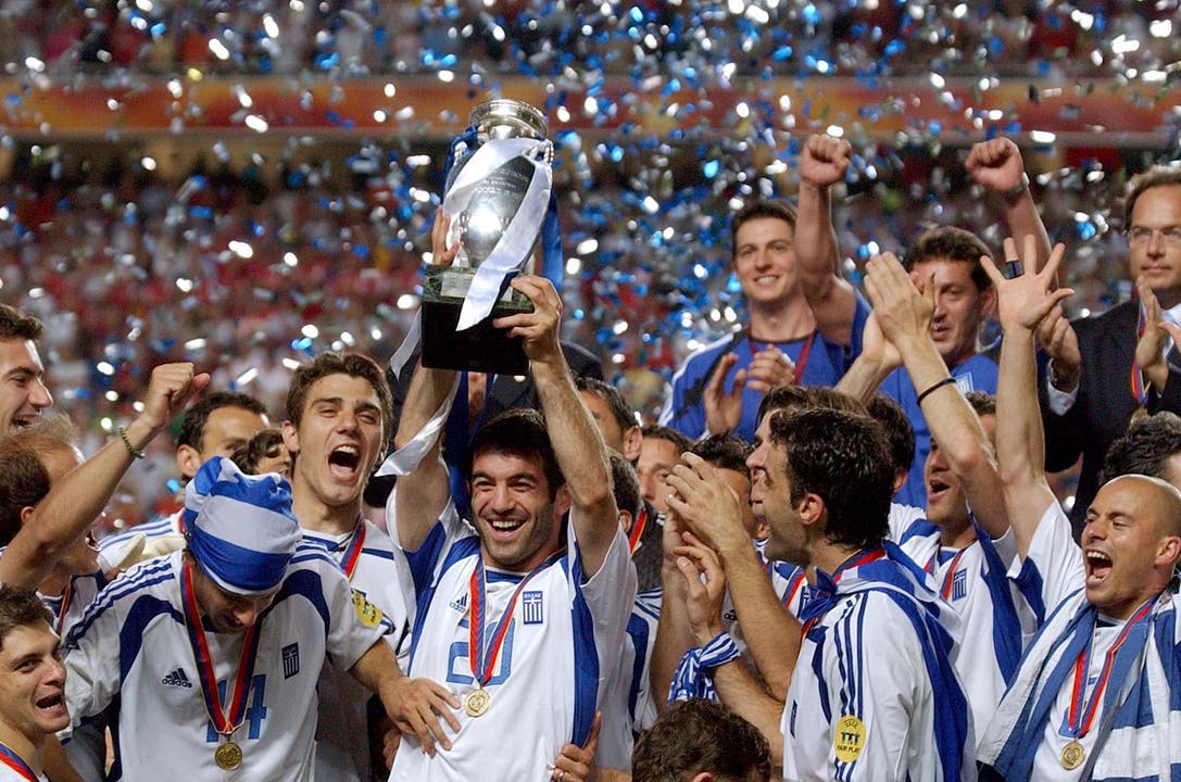 EM 2004: Griechenland jubelt nach dem 1:0-Finalsieg gegen Portugal.
