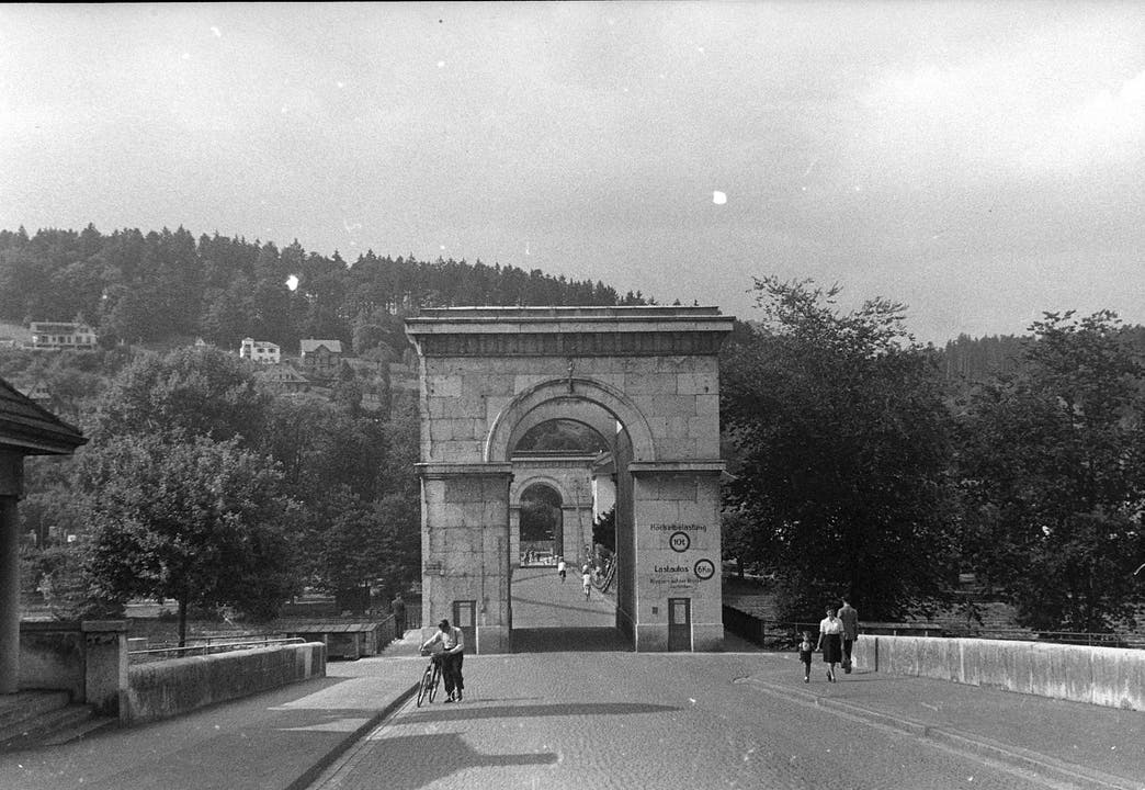 Kettenbrücke ca. 1930 Auffällig sind die markanten Torbögen der Brücke.