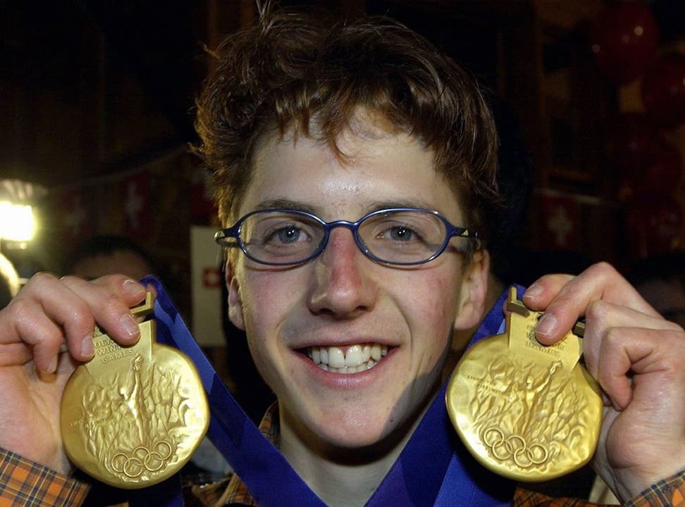 Simon Ammann strahlt im Swiss House in Salt Lake City mit seinen beiden Goldmedaillen um die Wette