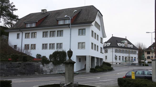 Die Schönenwerder Gemeindeverwaltung soll aus dem Gemeindehaus«Krone» (links) ins Bankgebäude der CS zügeln.