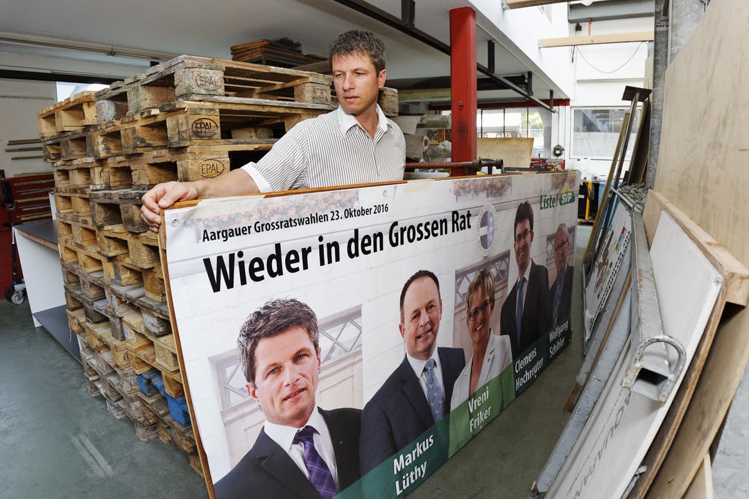 Küttigen: Daniel Wehrli (SVP) in seiner Schreinerei, wo die SVP-Wahlplakate gelagert sind.