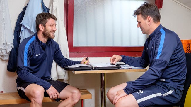 Neo-Assistent Sven Lüscher (l.) und U21-Cheftrainer Mirko Pavlicevic besprechen sich in der Garderobe.