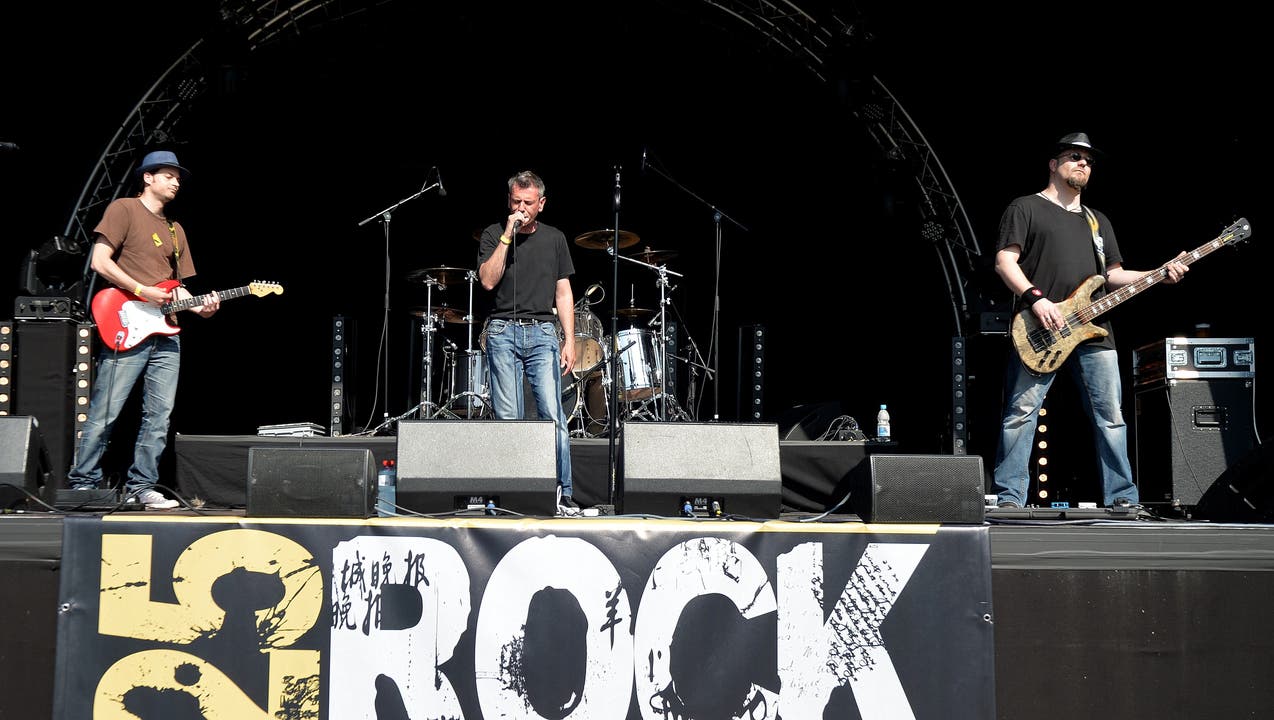 Die Musiker von 25 Rock Avenue trumpften am ersten Hafenfest auf mit rauem Rock ’n’ Roll.