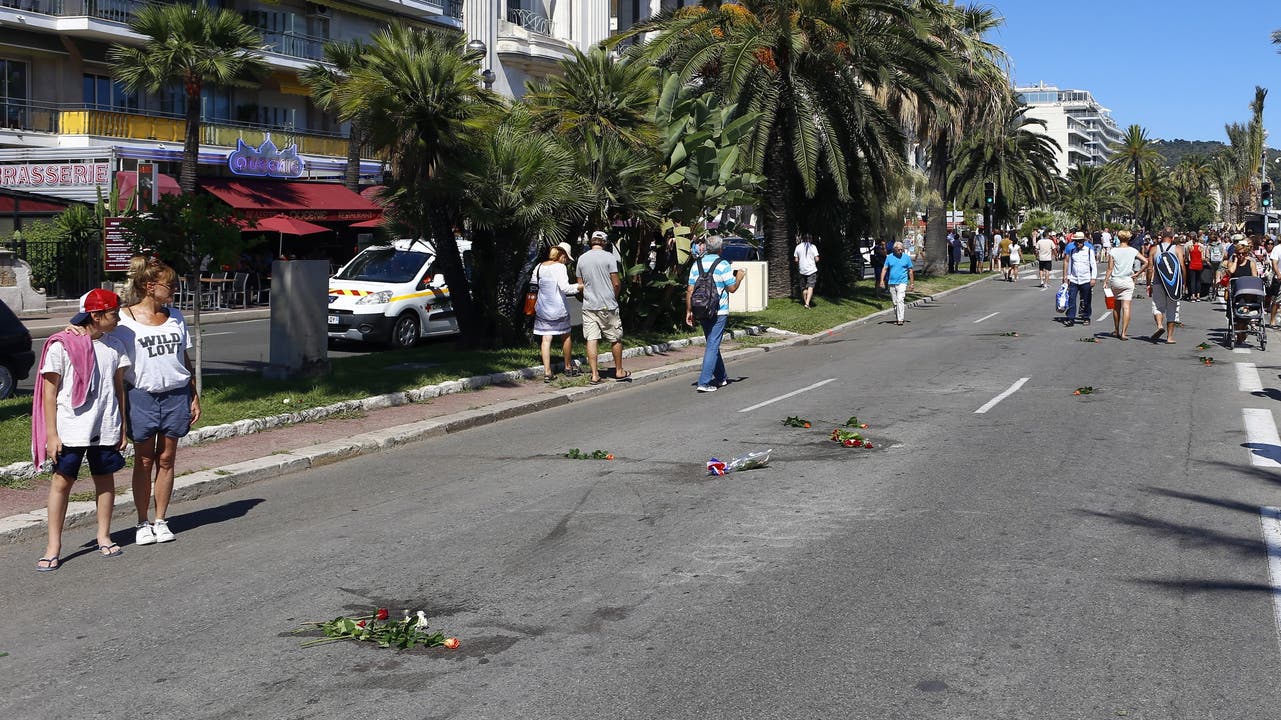 Die Spuren der schrecklichen Tat sind auch am Samstag nach dem Attentat noch sichtbar und es werden Blumen für die Verstorbenen niedergelegt.
