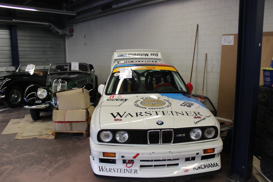 Ein BMW M3 Rennfahrzeug E30 ist im Besitz von Peterstalder