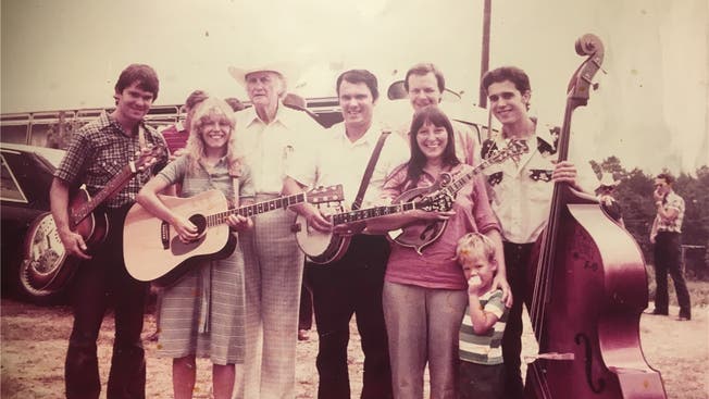 Die «Bluegrass Family» mit Theo Hurter, Marlies Bonin, Finn Bodenmann, Christoph Kämpf, Käthi Bodenmann und Sohn Tom sowie Friedbert Bonin (v.l.) trifft 1981 während der USA-Reise den Begründer der Bluegrass-Musik, Bill Monroe (3.v.l.).