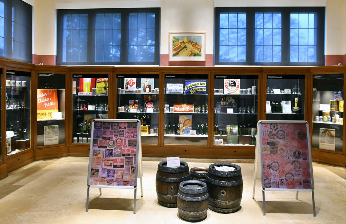Blick in den Ausstellungsraum von Urs Richners Gastausstellung «Rund ums Bier» im Zündholzmuseum Schönenwerd