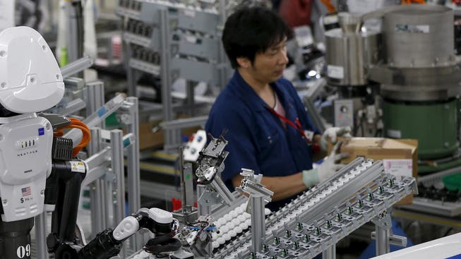 Knapp die Hälfte der heutigen Jobs in der Industrie könnte bald schon ein Roboter machen – trotzdem dürften in zehn Jahren mehr Menschen im verarbeitenden Gewerbe tätig sein als heute. Issei Kato/Reuters