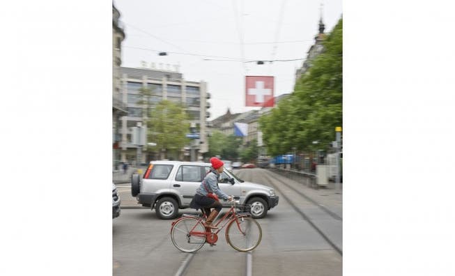 Diese Kreuzung gibt es auch in Zukunft: Velofahrerin in der Bahnhofstrasse. Foto: Keystone